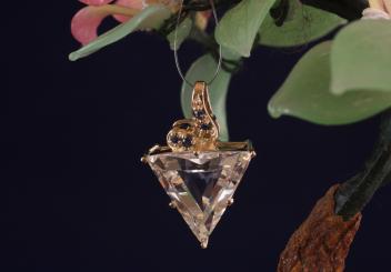 Anhänger Gold 375 weißer Quarz und 4 Saphire 